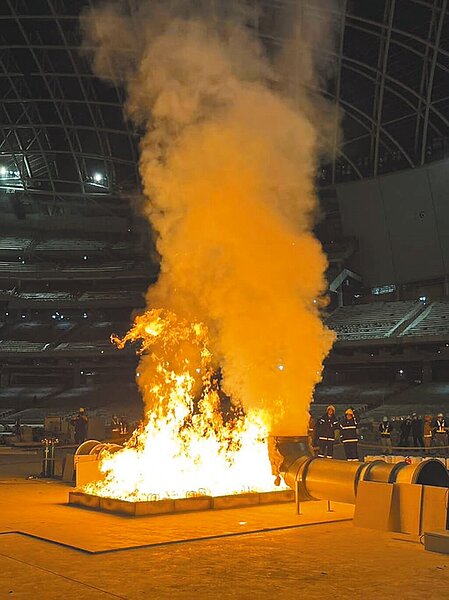 台北市副市長李四川8日在臉書PO出大巨蛋試驗煙控性能照片,熊熊火光在大巨蛋球場中央燃燒。(摘自台北市副市長李四川臉書)