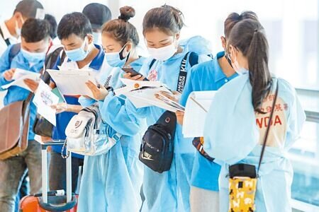 勞動部將放寬移工引進限制。圖為入境移工。(陳麒全攝)