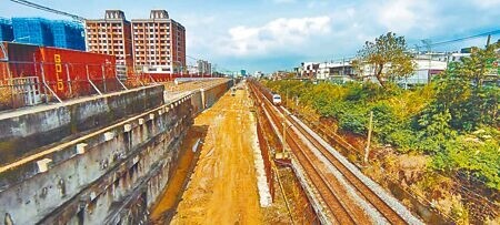 
新北市鶯歌鳳鳴地區被畫入桃園鐵路地下化計畫，鐵路鄰近住戶不滿鐵道局徵收補償金過少。（陳慰慈攝）
