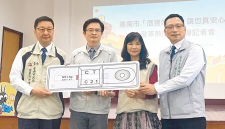 
台南市登革熱防治中心主任蘇世斌（左）呼籲醫療院所適時使用NS1快篩試劑。（曹婷婷攝）
