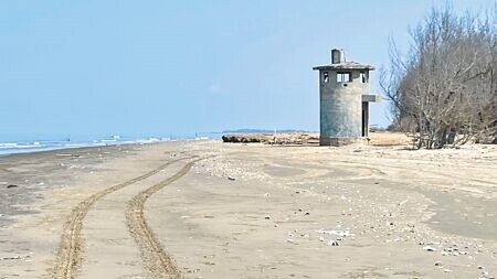 
因海水侵蝕沙洲，台南市北門雙春海濱海岸南側的廢棄哨所基座已裸露出來。（張毓翎攝）
