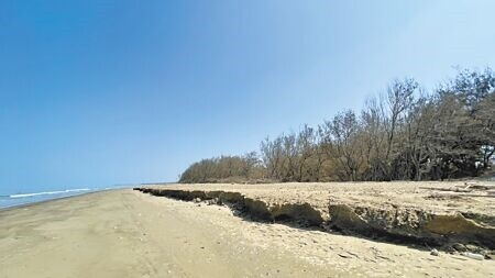 
台南市北門雙春海濱海岸退縮嚴重，水利署第五河川局為減緩退縮情形，辦理養灘工程。（張毓翎攝）
