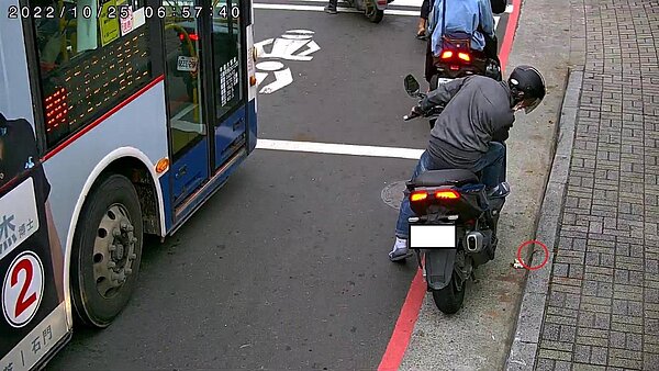 新北市日前統計去年度亂吐檳榔汁統計件數,總計開罰474件、65萬9400元。圖/新北市環保局提供