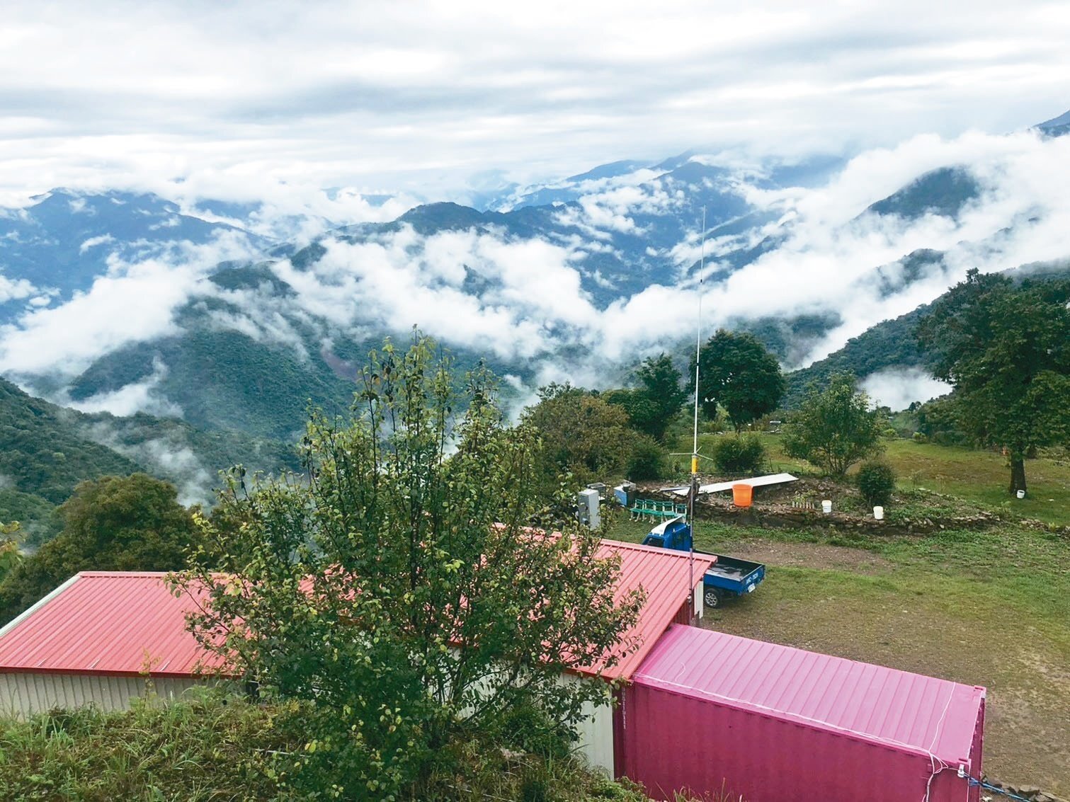 高雄市原民區有43家露營場,不少營區有地利之便,居高臨下景色變化萬千,但要走向合法化卻不是一件容易的事。圖/讀者提供