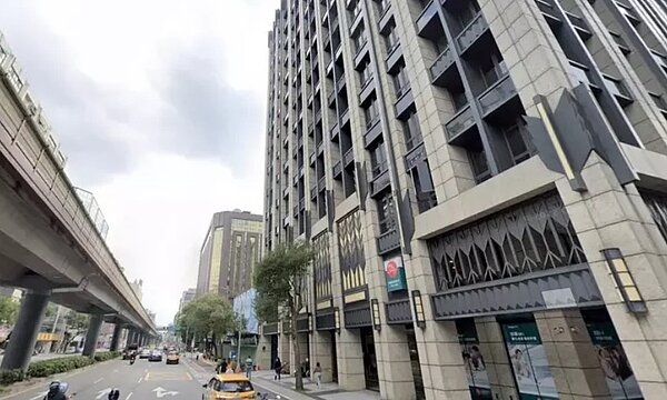 北市中山區「貝森朵夫」11樓戶交易,原屋主2013年以1.45億元買入,去年12月以1.17億元出售,持有9年賠2792萬。圖/取自google地圖