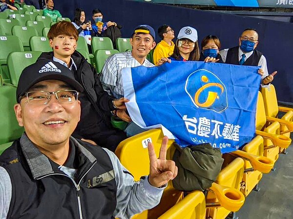 台慶不動產中區經管會夥伴們組成應援團,為中華隊加油打氣。圖/永慶房產集團提供