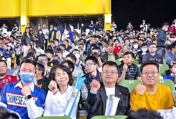 於3月8日永慶房產集團加盟四品牌中區經管會夥伴們,在現場拿著充氣加油棒與球迷們齊心應援中華隊。圖/永慶房產集團提供