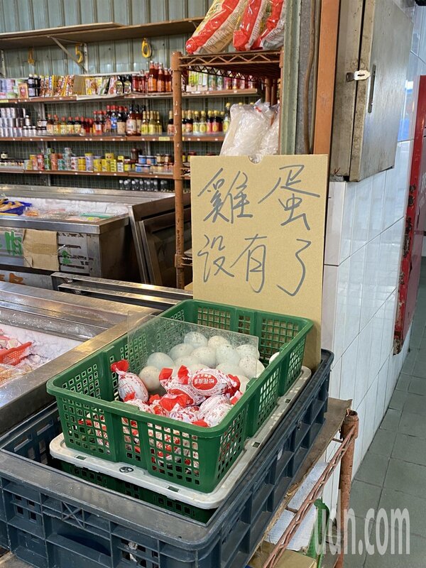 台南市東區後甲黃昏市場裡，業者貼出沒有雞蛋的告示，現場只剩下鴨蛋。記者修瑞瑩／攝影。