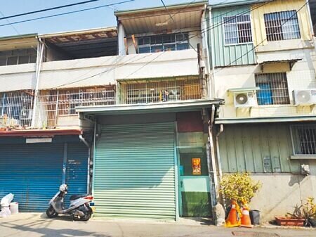 台中市大里區8日晚間傳出人倫悲劇，62歲劉姓母親長期照顧37歲生活無法自理的陳姓兒子，疑因不堪負荷殺子再輕生，雙雙陳屍於陳宅3樓房間內。（潘虹恩攝）