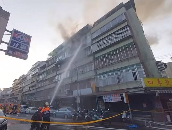 消防人員滅火後，在屋內找到姊弟父親遺體。記者廖炳棋/翻攝