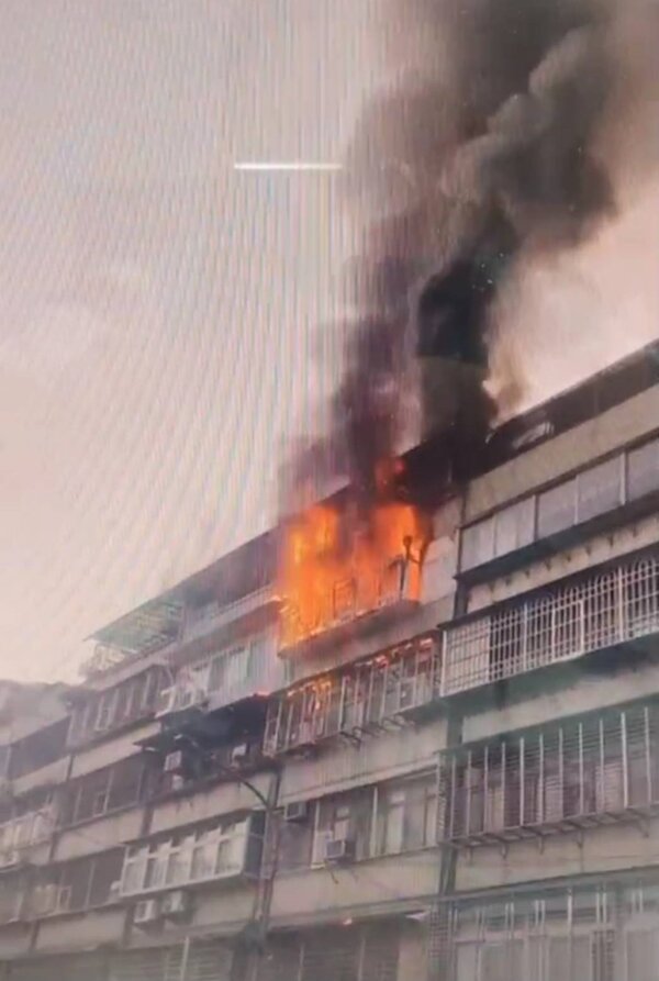 台北市和平東路三段一棟公寓，今早6時許，五樓發生火警，附近民眾發現火光，連忙通報消防局。記者廖炳棋/翻攝
