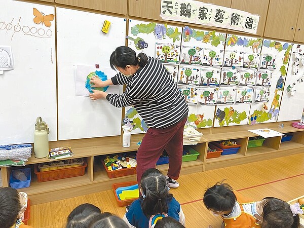 行政院通過新制,今年元旦起調高教保員教保費津貼至2000元。(新北市教育局提供/徐沛琪新北傳真)