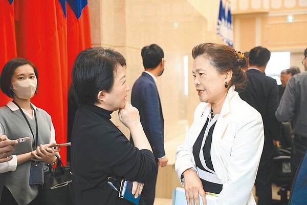 台中市長盧秀燕(前左)9日列席行政院會,特別提出中部水情吃緊的問題,建議中央將中部水情轉為綠燈。(台中市府提供/林欣儀台中傳真)