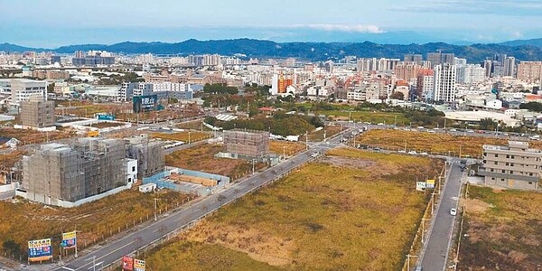 自辦市地重劃為政府無償取得眾多的公共設施用地，地主的土地價值大幅提高，全體市民則擁有更合宜便利的生活環境，創造多贏局面。圖／曾麗芳