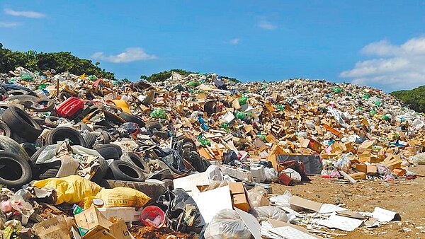 台東縣蘭嶼鄉垃圾場爆滿,垃圾危機迫在眉睫。(台東縣議員黃碧妹提供/蔡旻妤台東傳真)