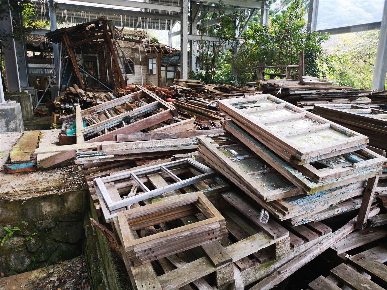 百年古蹟草山御賓館被稱作「北市第一爛古蹟」，昨天修復開工，以恢復昔日風貌為目標。記者邱德祥／攝影 