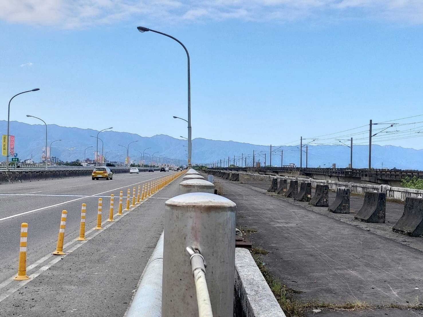 蘭陽大橋（左）改建牽涉舊橋（右），一旦動工，舊橋因安全考量，恐怕面臨拆除。記者戴永華／攝影 