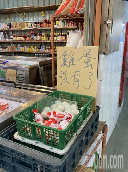 因為蛋荒嚴重，不少店家改用鴨蛋，受到供需變動影響，鴨蛋產地價、批發價，即日起每台斤漲3元。圖為鴨蛋。聯合報資料照片