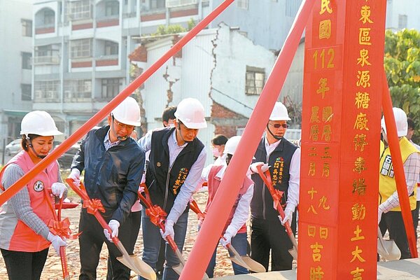 台中市交通局在東區規畫「泉源糖廠停車場」昨天動工,預計年底完工,可提供約75席汽車停車位,紓解停車問題。圖/台中市交通局提供