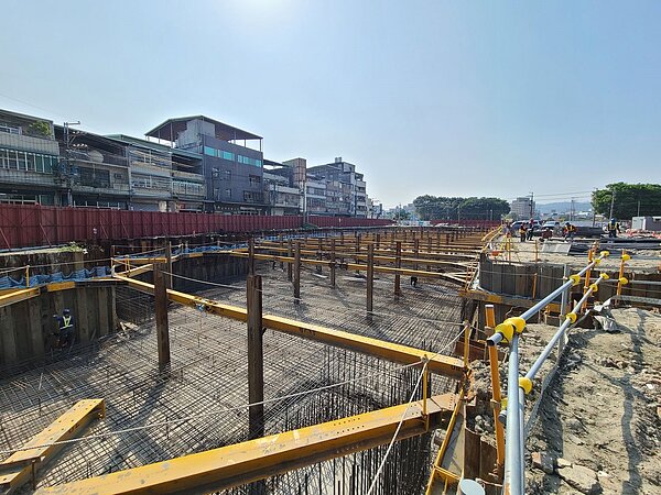 為確保塭仔圳重劃工程如期如質完工,地政局於開工後即導入政風稽查機制。圖/新北市地政局提供