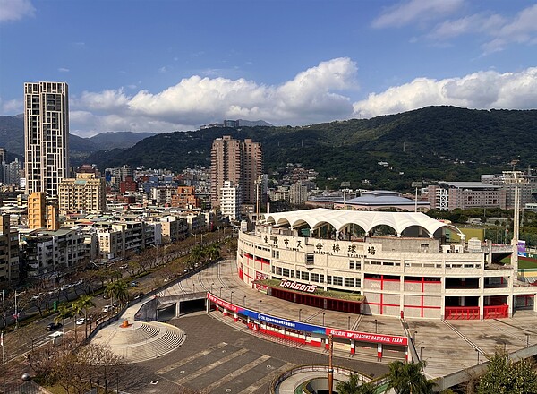 永慶房屋社區專家表示，棒球場周遭的綠地空間和運動設施這兩大優勢，讓它成為房價突出區。圖／永慶房產集團提供