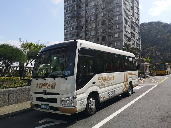 安坑輕軌於3月13日起正式營運，5條接駁公車也將同步收費。圖／新北市交通局提供