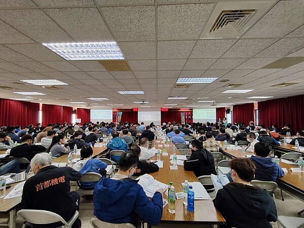 台電台北西區營業處於昨(9)日下午舉辦大用戶座談會,向大用戶介紹新上路的「新尖離峰時間電價」、「擴大高壓用戶夏月電價期間」及「需量反應負載管理措施」等措施。圖/台電提供