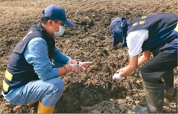 大新營連日異味惹民怨，環保局稽查發現1處農地大量施用禽畜糞有機質肥料，因未確實覆土散發濃烈異味。圖／台南市環保局提供