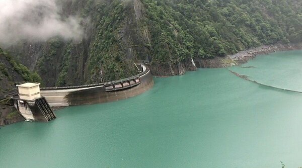 德基水庫上週前水位仍在八成以上，迄今已下探到65.5%，讓人擔心中部是否又要面臨大旱。圖／民眾提供