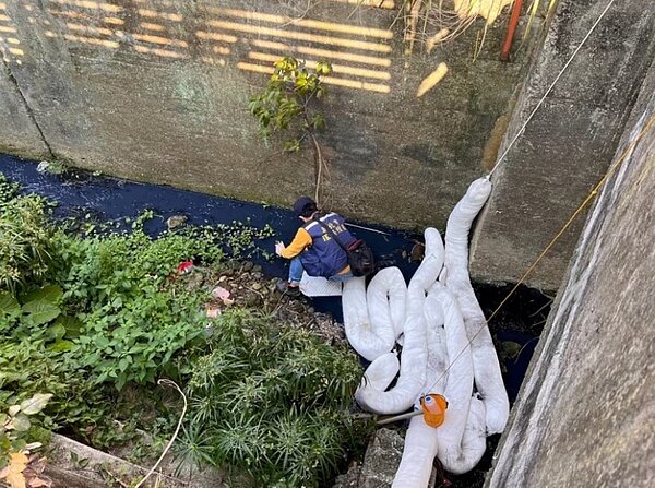 環保局調度防堵設施避免溪流汙染物擴散,並限期肇禍業者清除。圖/新北市環保局提供