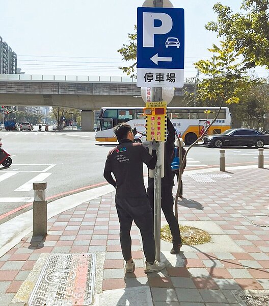 台中市警第三分局昨公布轄區最熱門肇事路口，除裝設LED爆閃燈，另提醒用路人「放慢速度、小心通行」。（台中市警第三分局提供／張妍溱台中傳真）