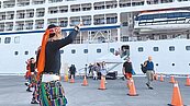 首艘國際郵輪停靠花蓮　原民熱舞迎賓