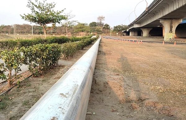 高雄水情嚴重吃緊,水利署南區水資源局將首度用屏東加工區現有11口井的地下水,支援高雄每天3.6萬噸民生用水,洽高屏溪畔的輸水管工程預定下月底完工。圖/民眾提供