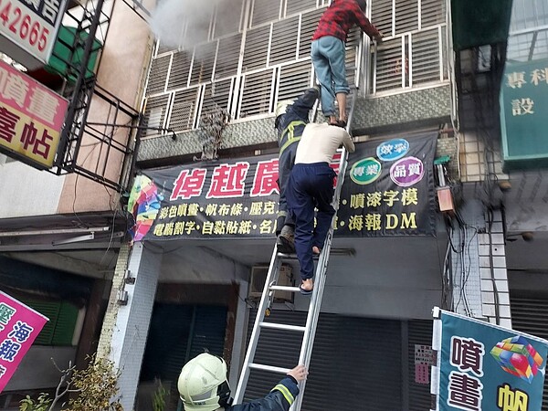 彰化縣員林市中正路115巷一間民宅發生火災，火勢往旁邊蔓延，消防人員協助住戶逃生。圖／民眾提供