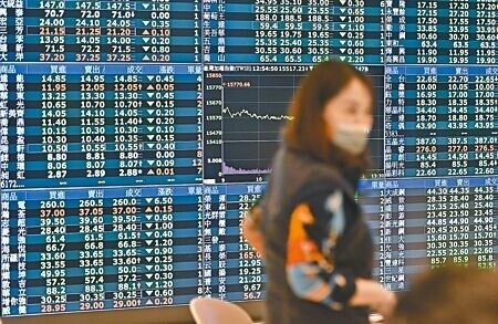 
美股受升息及矽谷銀行倒閉等衝擊連日下跌，恐影響台股周一行情。圖為台北股市10日大跌244.46點，號子裡電視牆綠油油一片。（季志翔攝）
