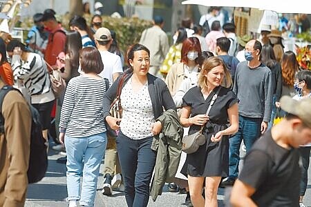 新冠肺炎輕症將放寬「免通報、免隔離」,許多民眾11日逛街時也終於將口罩脫下,回到往昔生活。(杜宜諳攝)