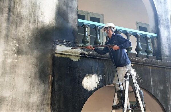 原英商德記洋行牆體試洗 。圖／文化局提供