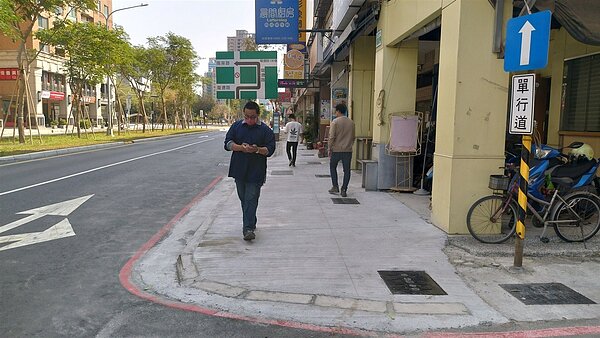 高雄輕軌C20至C24站人行環境改善施工後。圖／高雄市政府提供