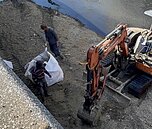 新莊塔寮坑溪清淤　包商廢土垃圾倒河道