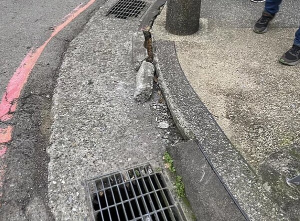 基隆市安樂區安樂路二段、安和一街2巷、4巷一帶，人行道破損嚴重，議員會勘要求全面改善。圖／議員吳驊珈提供
