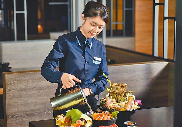 31日前憑WBC經典賽票根至築間台中門市用餐,內用點購任一套餐就送肉品或海鮮9選1。(築間餐飲集團提供)