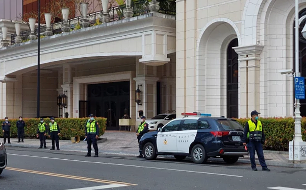 鼓山警分局警方在大型宴會場所周邊設置路檢點,針對來往人車進行抄登備查。記者石秀華/翻攝