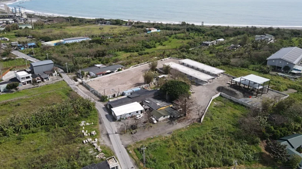 有業者在花蓮吉安鄉仁安村海濱段附近設置養雞屠宰場,村民擔憂該場位在低窪地區又無排水溝,會有大量汙水影響環境。圖/反對海濱段設立養雞屠宰場自救會提供