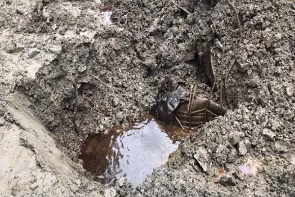 柯姓前里長牽線廢棄物傾倒集團,將廢溶劑違法掩埋在旗山土地,最後被法院判刑2年4月。驗出苯、四氯乙烯及丁酮等成分,汙染面積達一萬四千多平方公尺。圖/檢方提供