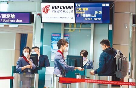 為迎戰星宇加入戰場,中華航空華航聯名卡加碼優惠,生日當月前一月消費達1萬元,鼎尊無限卡送3000哩、璀璨無限卡送500哩,海外消費最高送3.2萬哩。(本報資料照片)