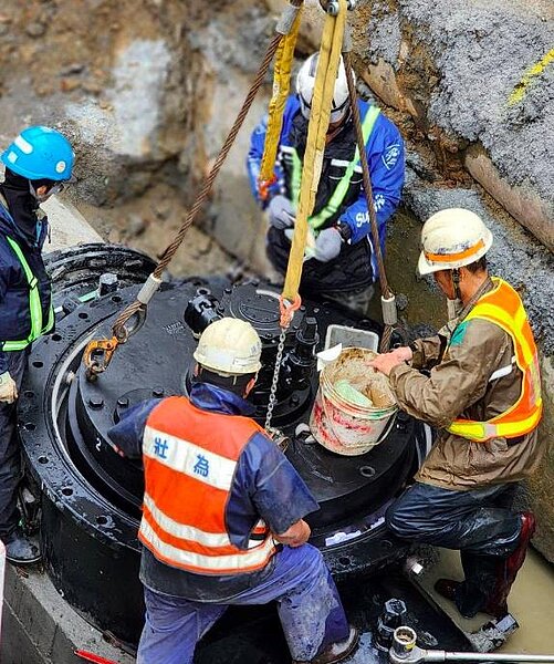 配合民權大橋改建，台北市自來水事業最近採日本「不斷水工法」已完成增設蝶閥，接下來內湖地區5萬戶用水戶，將不會因工程而有停水之苦。圖／北水處提供