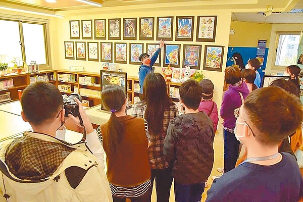 沙鹿文昌圖書館舉行《知名漫畫家劉明昆-神來一筆的世界創作展》,自1989~2023創作34周年展,有多幅ASAKU典藏漫畫、絕版漫畫等傳說級別等作品。(中市圖提供/張妍溱台中傳真)