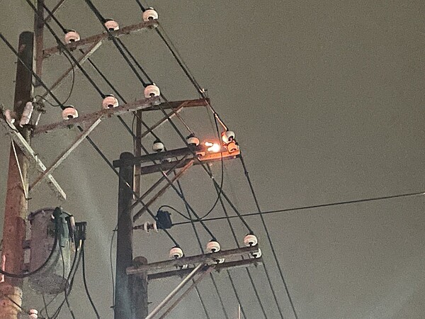 觀音地區12日晚亦突然多起電線桿上冒出火花事故,台電緊急搶修,幸好虛驚未傳大停電。圖/台電桃園區處提供
