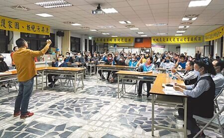 
有業者打算在花蓮縣吉安鄉仁安村海濱段附近設置養雞場、屠宰場，村民憂心生活品質受影響，成立自救會要求縣府輔導業者撤離。（羅亦攝）
