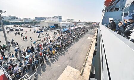 睽違3年的海軍敦睦遠航訓練支隊環台航訓抵達台南安平港,吸引大批民眾遠從全台各地前來排隊參觀。(洪榮志攝)